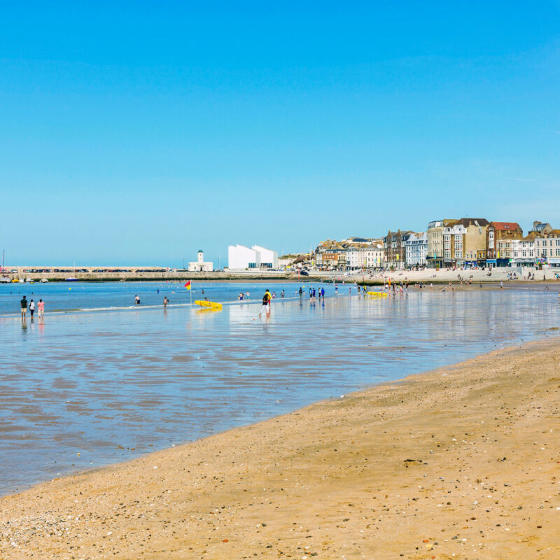 Panoramic view of Margate Main Sands, featuring the Turner Contemporary and the Harbour Arm.