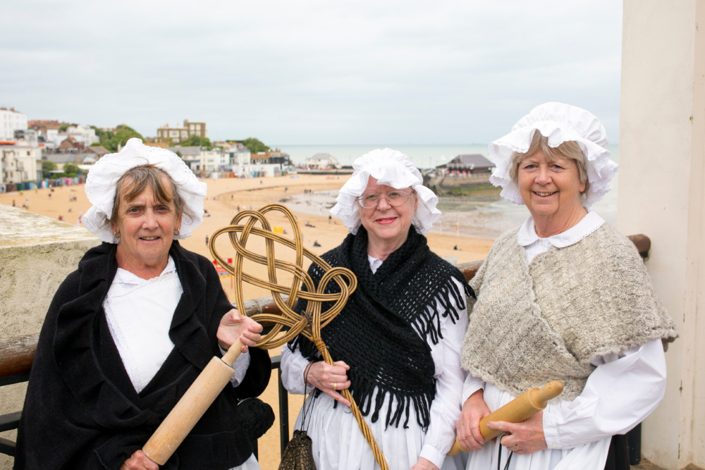 Broadstairs-Dickens-Festival-characters.-Credit-@VisitThanet1
