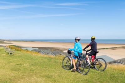Cyclists-at-Minnis-Bay-Birchington.-Credit-@-VisitThanet