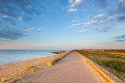 Viking-Coastal-Trail-path-between-Birchington-and-Reculver.-Credit-@-VisitThanet