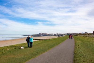 Walking-on-path-above-Minnis-Bay-Birchington.-Credit@VisitThanet
