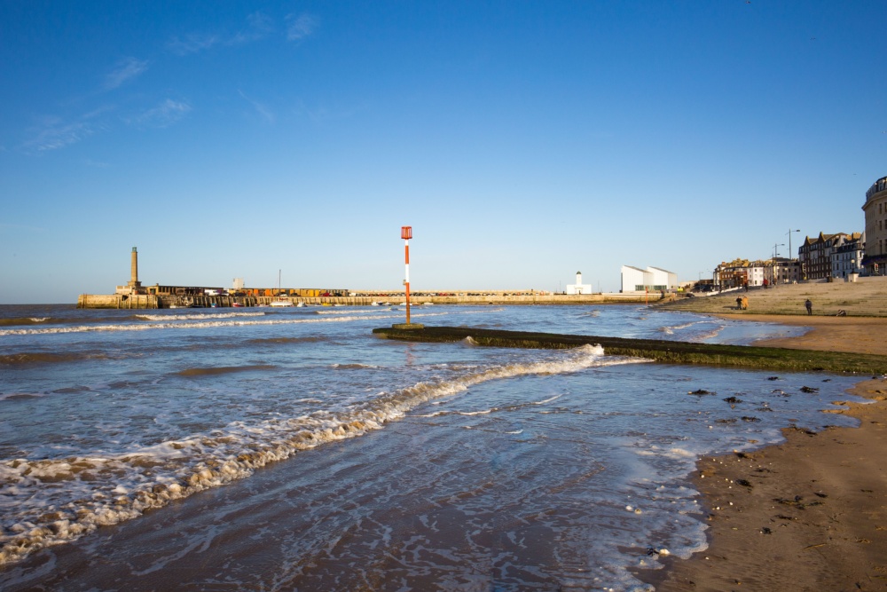 Margate-Main-Sands-and-harbour-arm-waves-lapping-beach.-Credit-@VisitThanet
