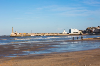 Wintery-walk-on-Margate-Main-Sands.-Credit-@VisitThanet