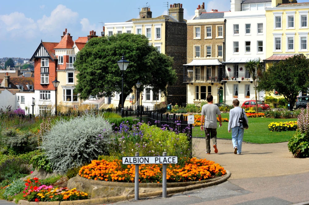 Albion-Gardens-Ramsgate-couple-walking.-Credit-@VisitThanet