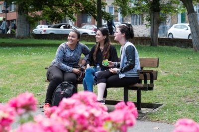 Students-sat-on-bench-Margate-Language-School.-Credit-@VisitThanet