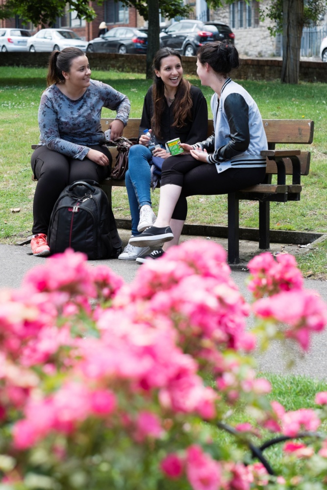 Students-sat-on-park-bench-Margate-Language-School-P.-Credit-@VisitThanet
