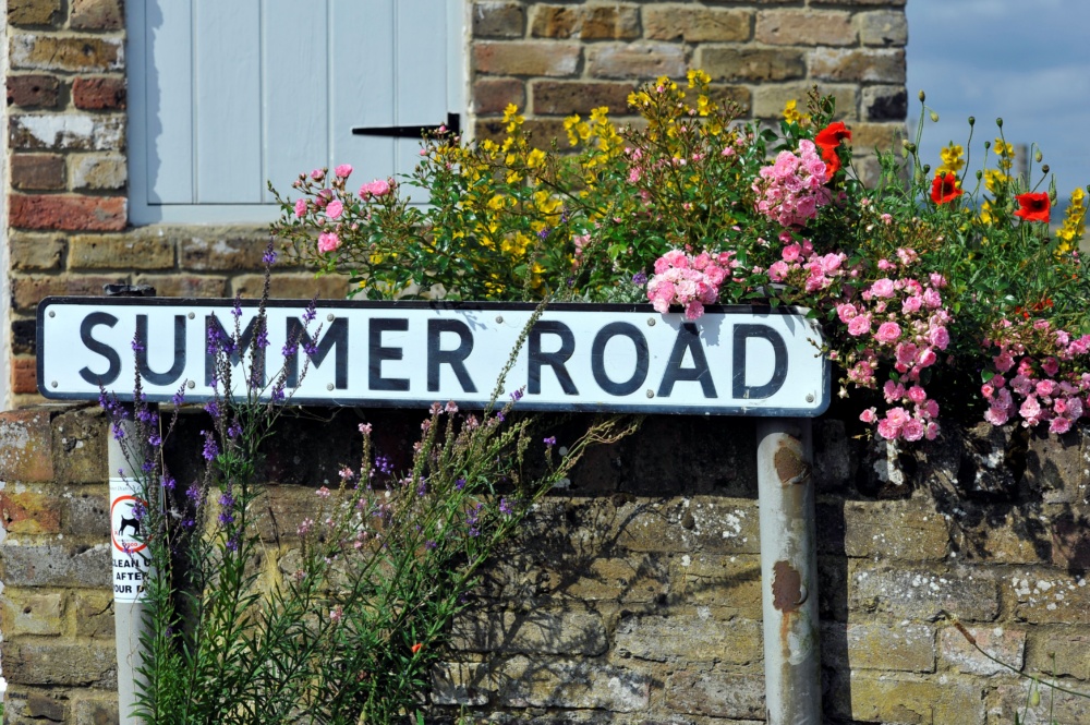 St-Nicholas-Summer-Road-sign-with-flowers.-Credit-@VisitThanet