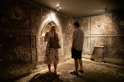 Couple-looking-at-Shell-Grotto-Margate.-Credit-@VisitThanet-