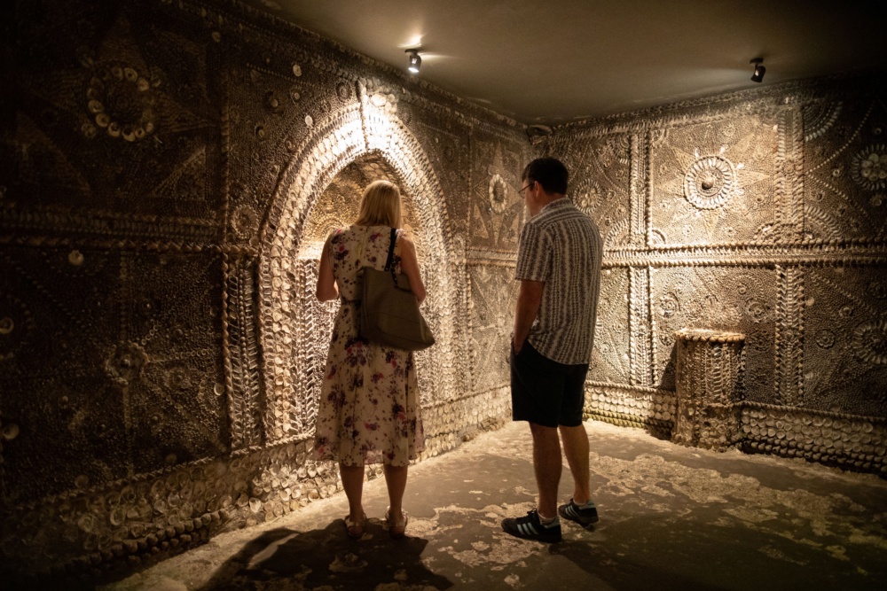 Couple-looking-at-Shell-Grotto-Margate.-Credit-@VisitThanet-