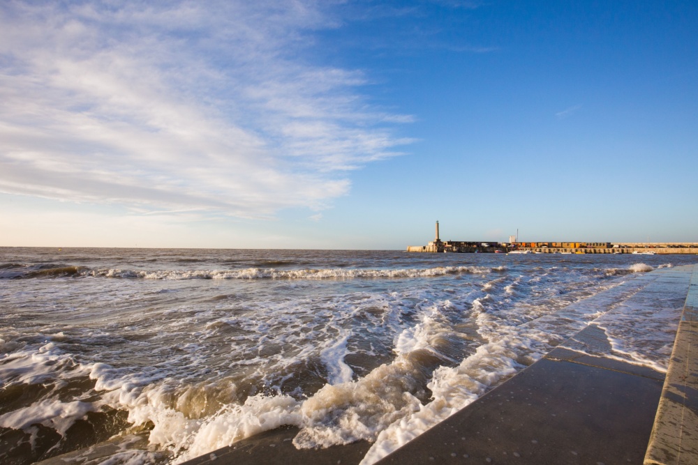 Waves-lapping-Kings-Steps-Margate-Main-Sands-and-Harbour-Arm.-Credit-@VisitThanet