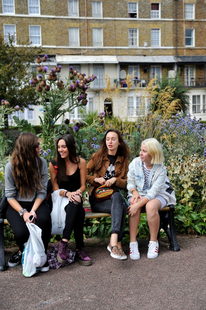 Students-sat-on-bench-Ramsgate-Language-School-P.-Credit-@VisitThanet